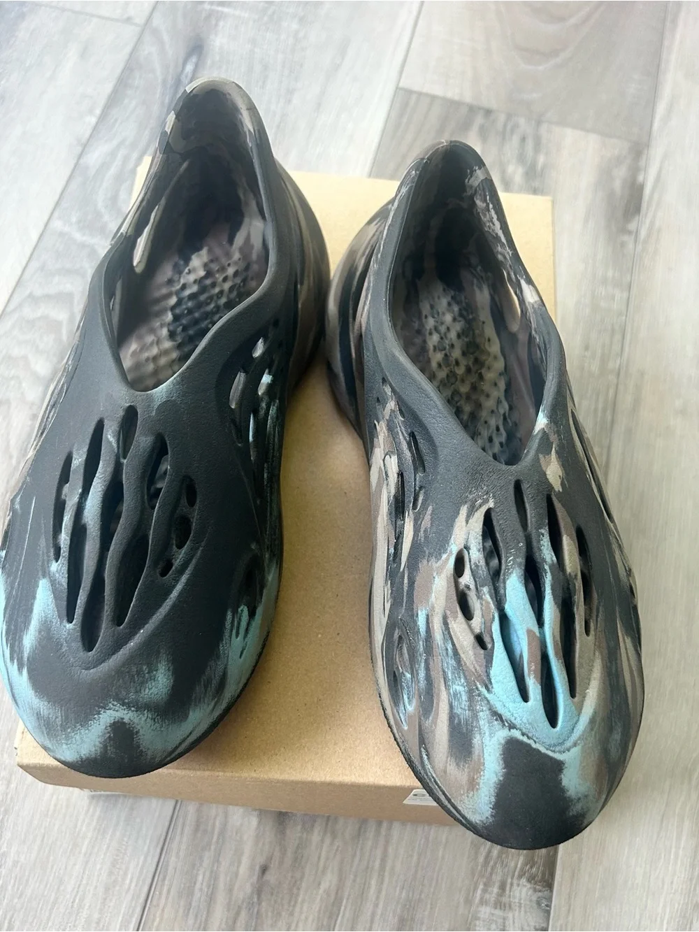 Adidas YZY Foam RNR Kids in Black with Teal Accents - Picture 1 of 10